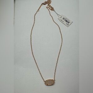 Kendra Scott Elisa
Rose Gold Pendant
Necklace in
Iridescent Drusy